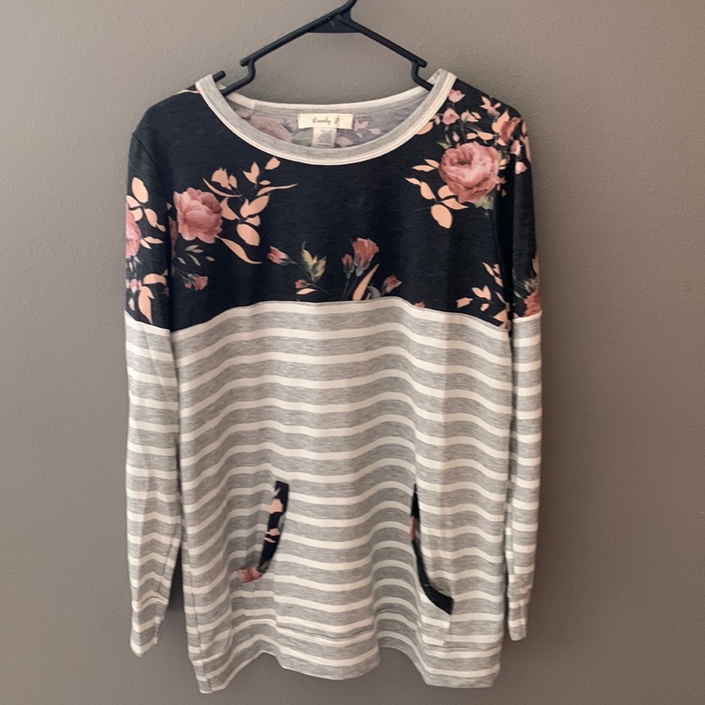 Nice lightweight sweatshirt for spring with kangaroo pockets